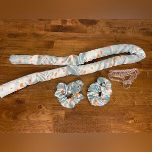 Heatless curls set: rod, 2 scrunchies and hair clip.